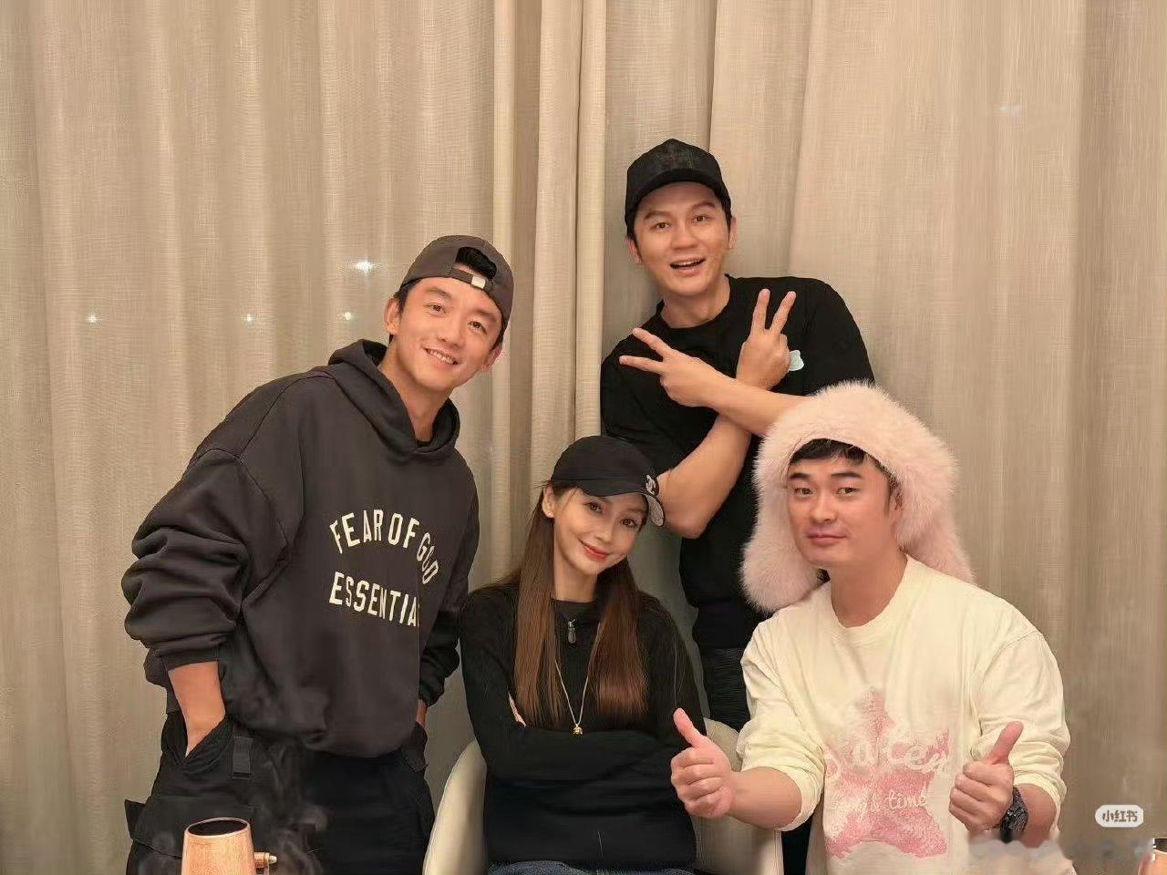 今夕是何年，初代跑男团合影🈶Angelababy、郑恺、陈赫、李晨合影了 