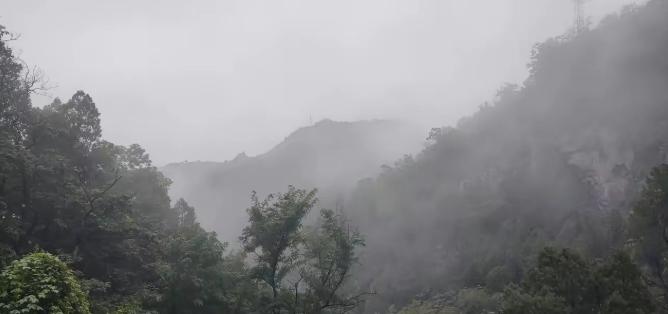 泪目！6 名退休老师去贵州旅游，突遇大雨，在一农户家躲雨，主人家做了 9 菜 1