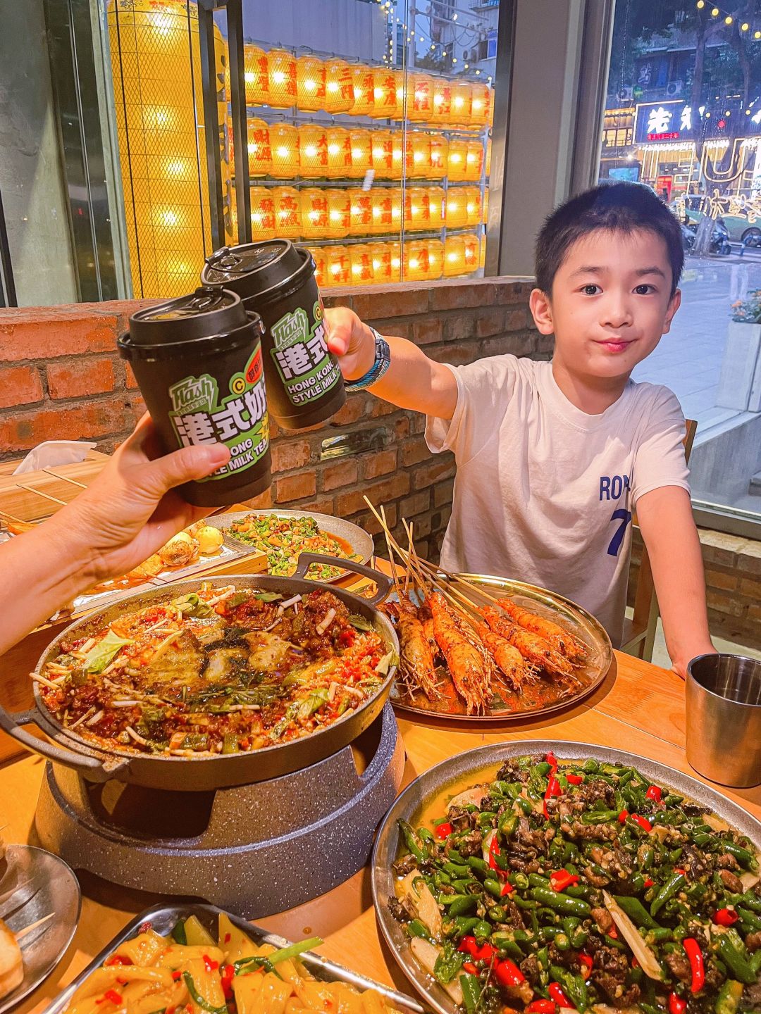 小盆友的快乐很简单！就是吃着烧烤撸着串🍡