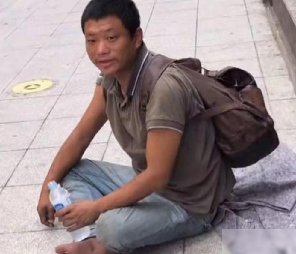 “我不配回中国，没脸见人”，他流落巴西街头，靠乞讨为生，当大使馆据称找到他时，万