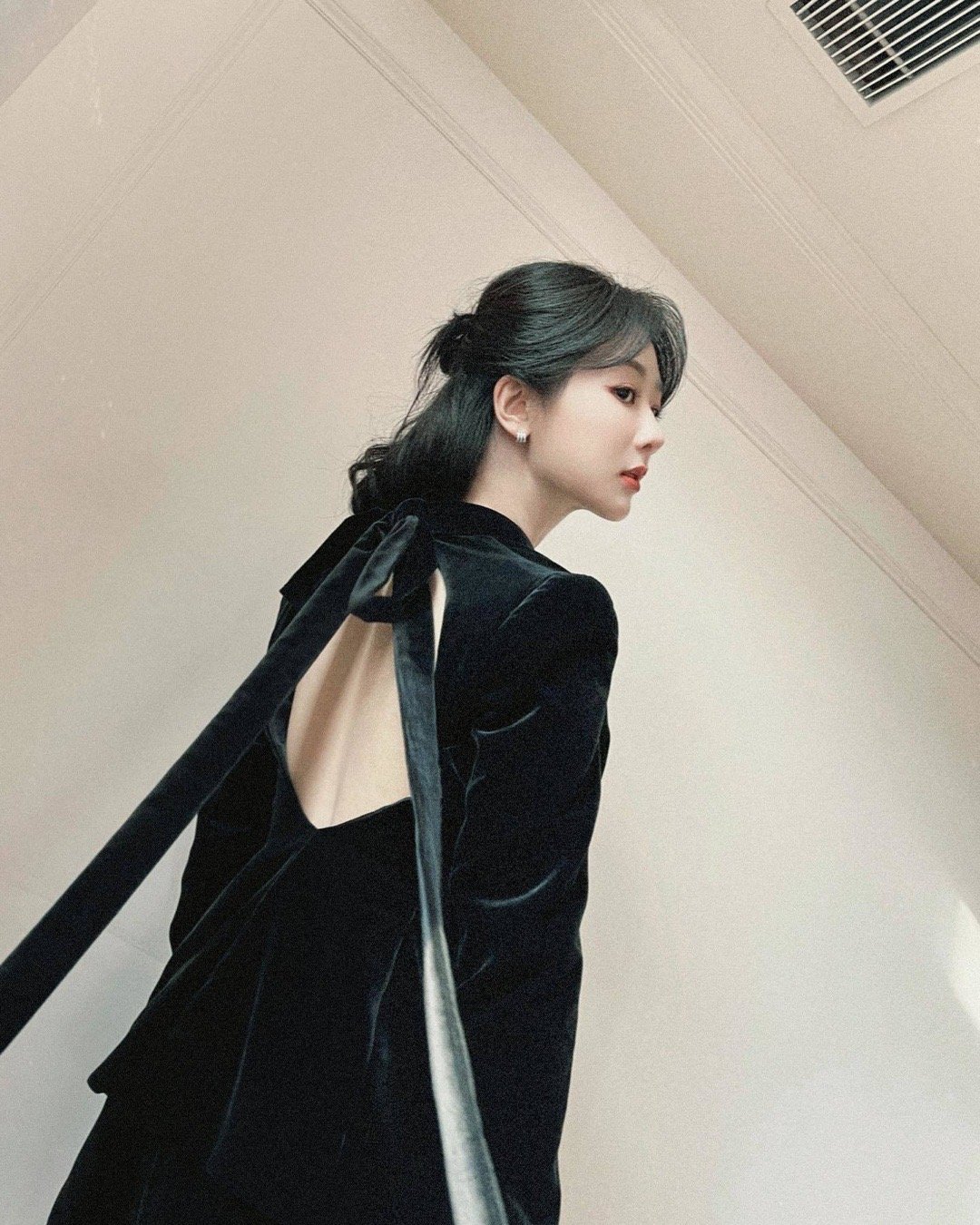  [抱一抱]#杨紫要久久爱# 绕过江山错落，万里江河，我已经习惯了寂寞，直到遇见