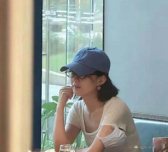 素颜时的赵丽颖在上海某家高档餐厅被偶遇。她真的瘦 