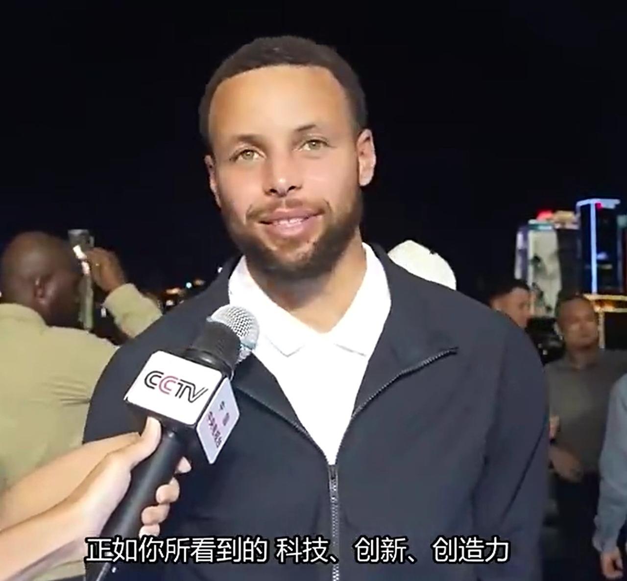 笑死！[捂脸]库里身穿行政夹克，接受了央视的采访....

网友配文新闻稿：近日