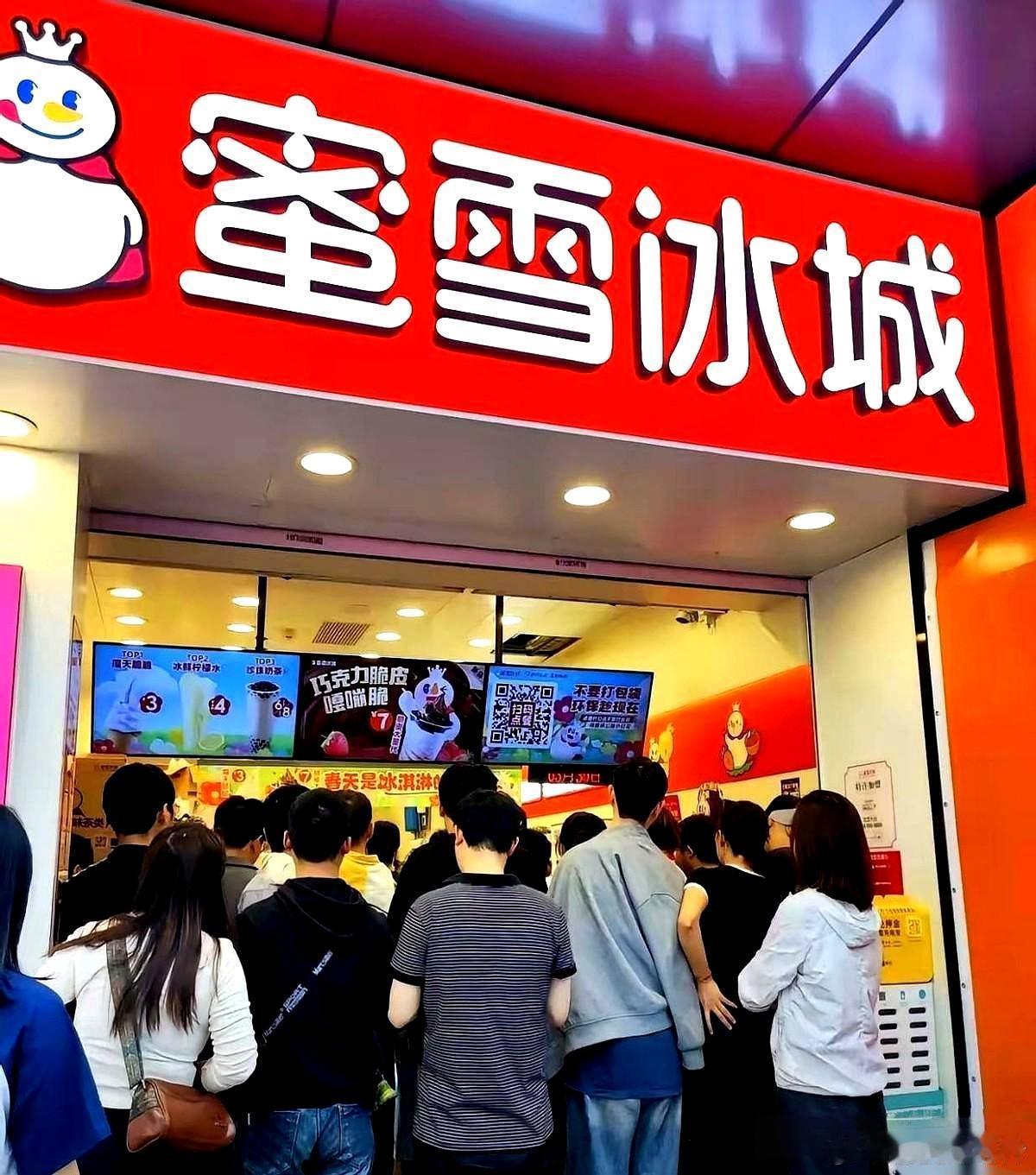 蜜雪冰城有个奇怪的规定。店里的饮料，员工想喝就喝，柠檬水、果茶随便打，喝到撑都没