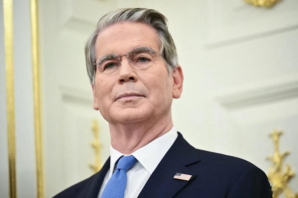 【美国财政部在本财年每月借款1550亿美元，目前每周需支付240亿美元的债务利息