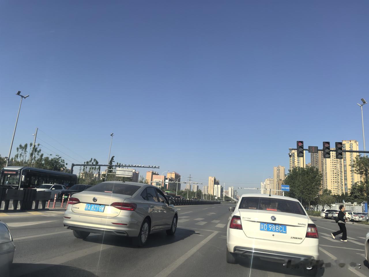 你认为城市中最美的风景线是什么?分享一张你拍的街景 分享城市街头美景 城市马路景