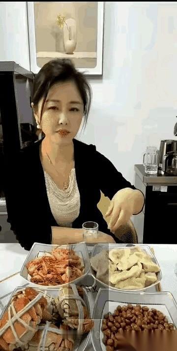 周末，一个女人给自己摆了一桌子菜。
就她一个人，一盘刚出锅的饺子，热气还在往上窜