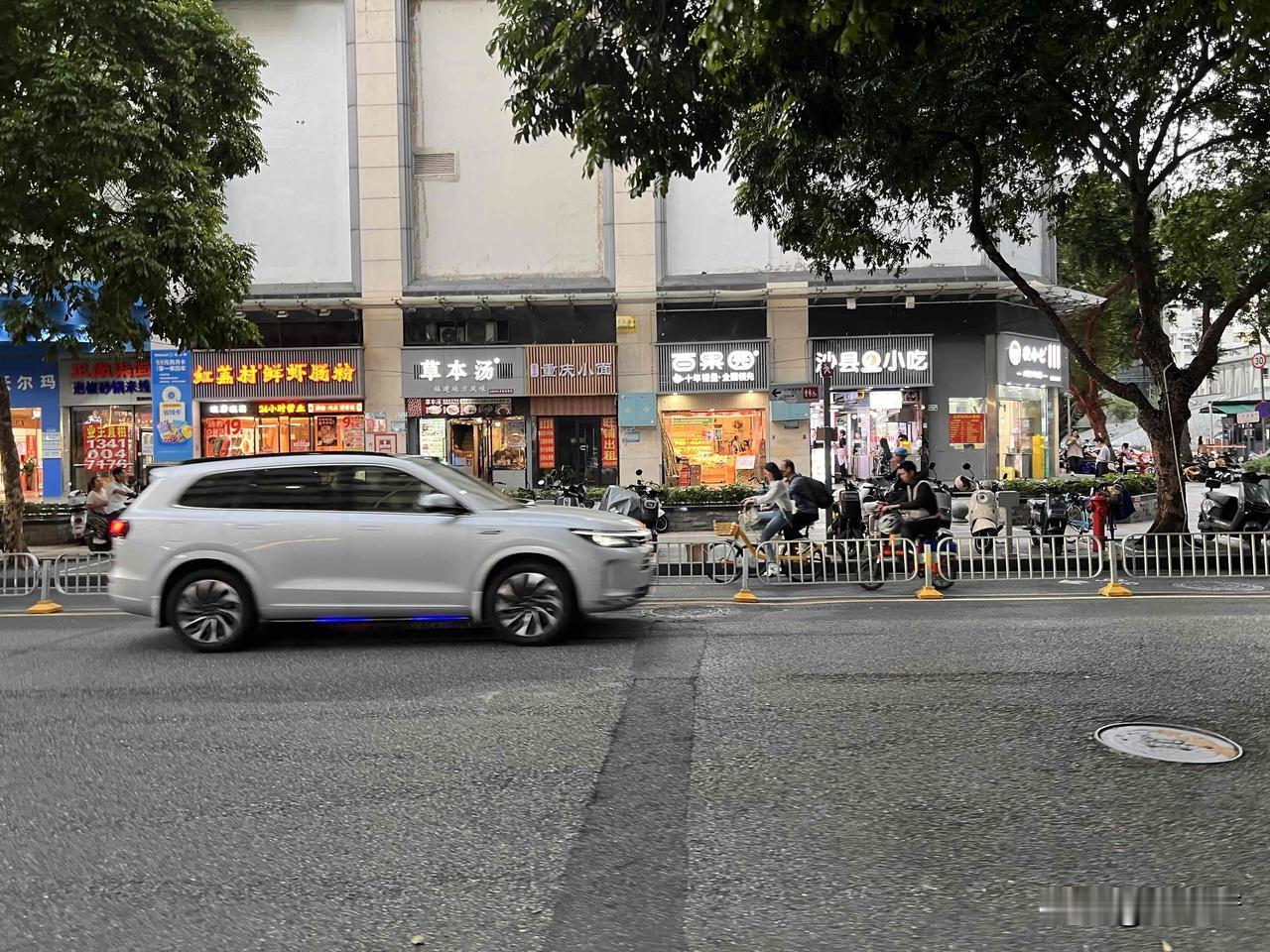 你工作生活在深圳,压力大吗? 深圳是一座工作与生活压力都相当大的地方，打工人有打