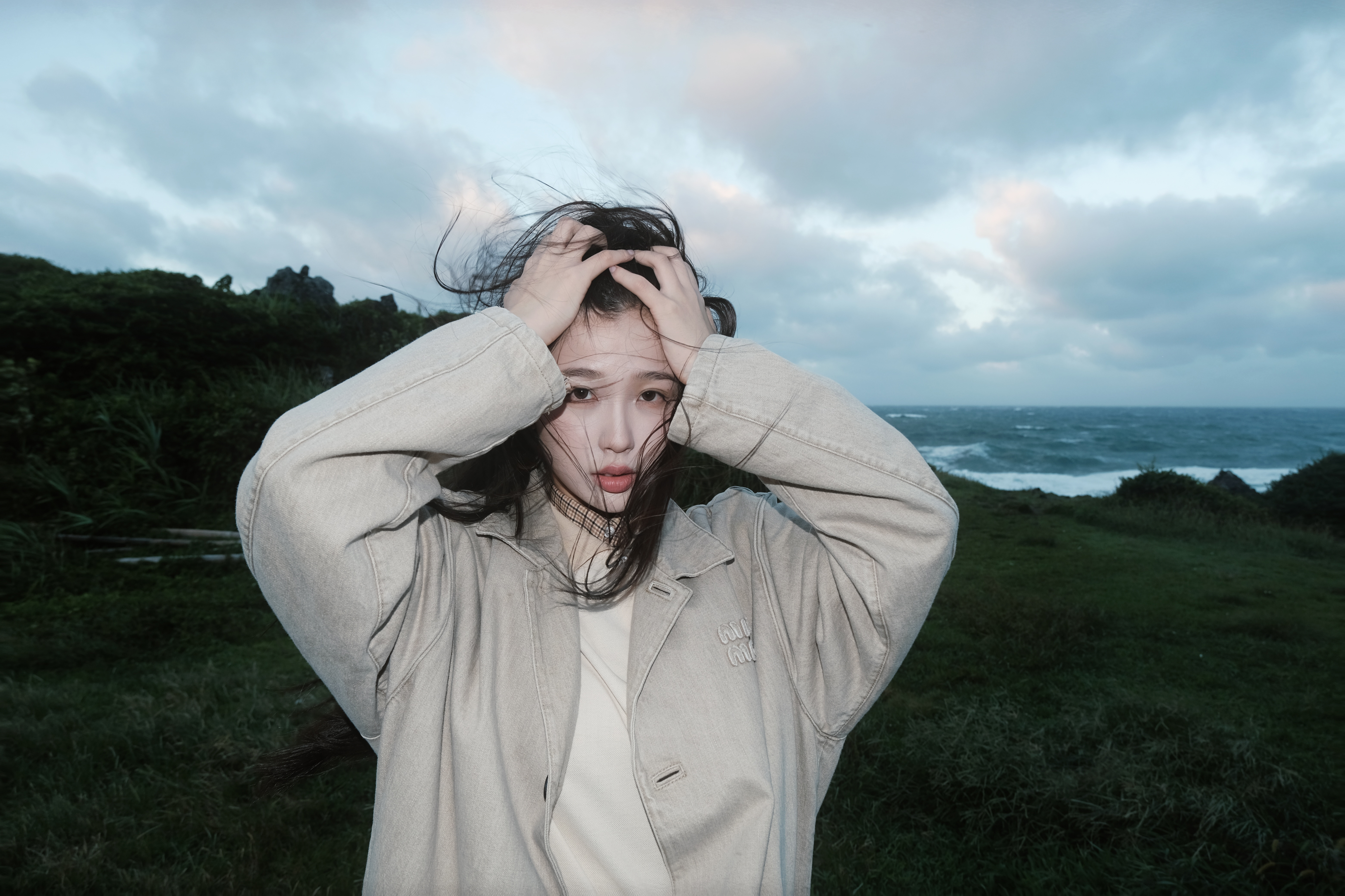 虞书欣 跟风一起闯入镜头🌬️ 