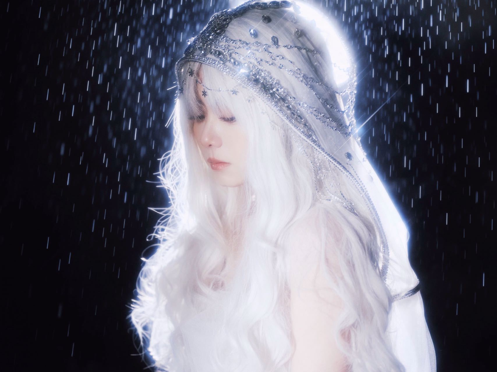 谭松韵 白发神女谭松韵白发神女 谁懂啊！谭松韵白发造型自带千年故事感，清冷仙气扑