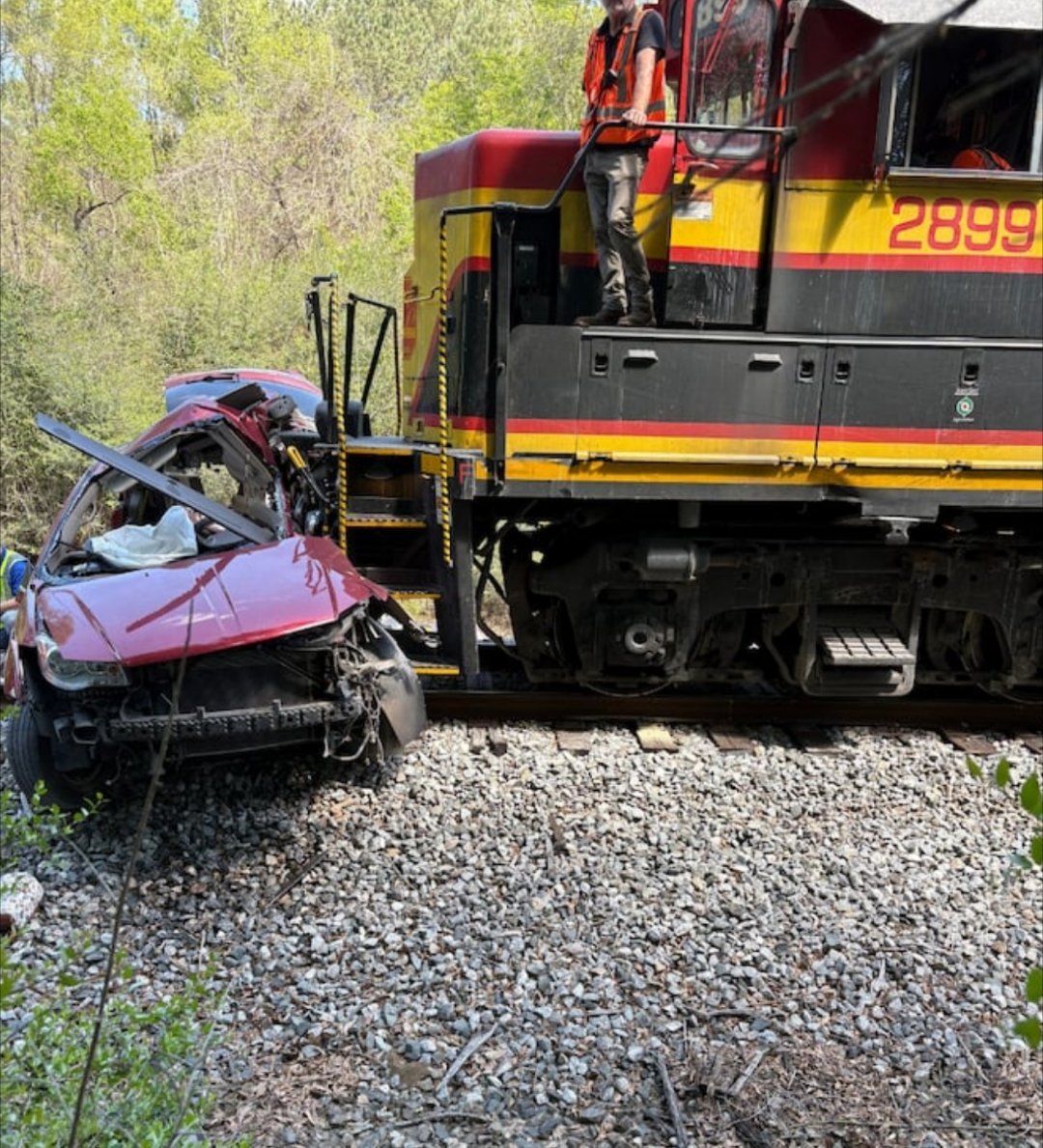 美国面包车与货运列车相撞5死1伤美国一面包车与货运列车相撞致5死1伤当地时间3月