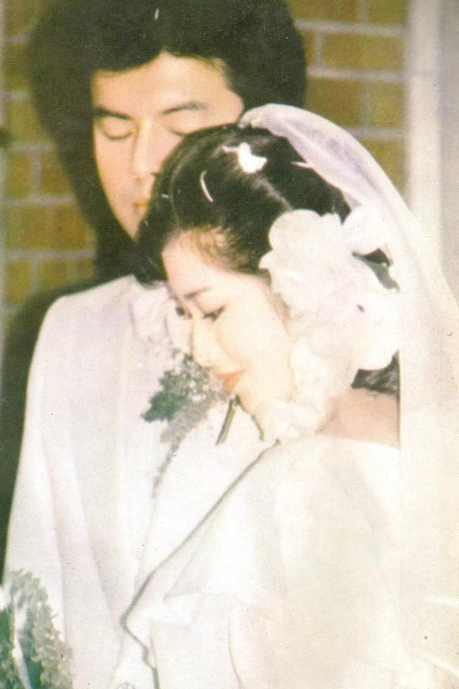 1980年，二十一岁的山口百惠，在她与三浦友和的婚礼上的一幅照片。 