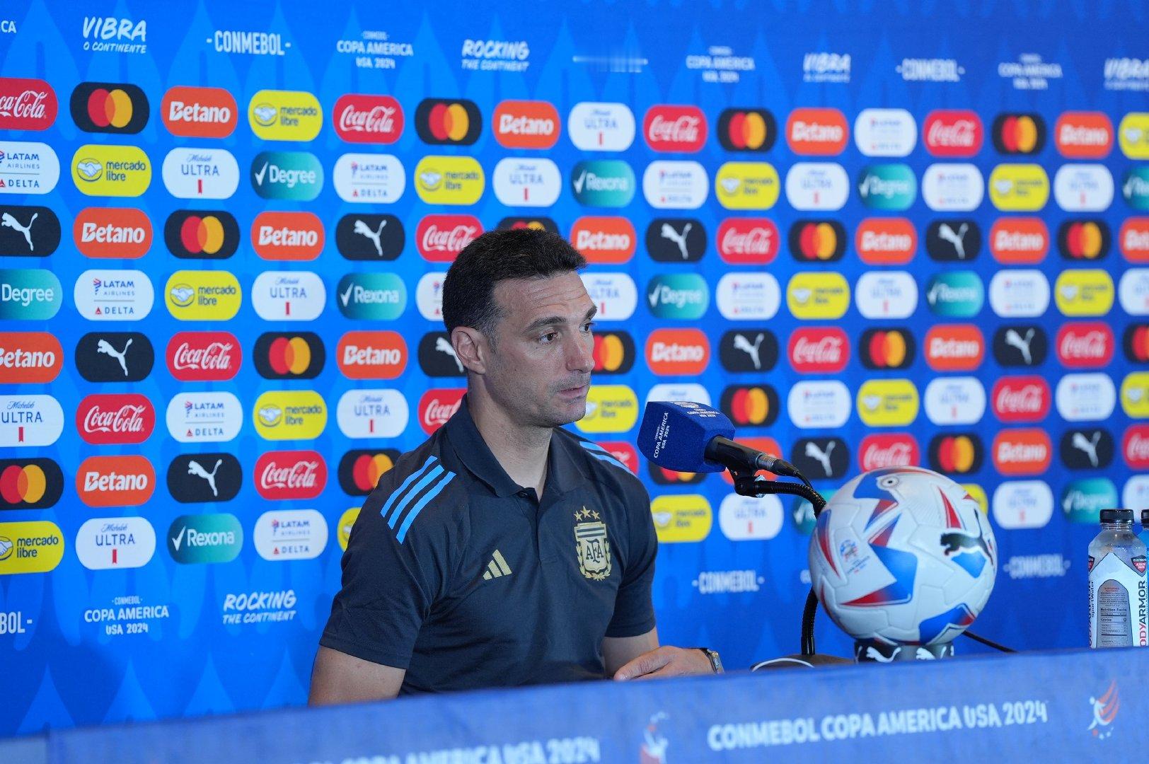 ——关于梅西在比赛中受伤的问题。斯卡罗尼🎙️：“当时我没有和梅西交流，但他踢到