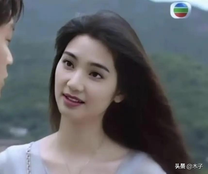 53岁的洪欣和24岁儿子站在一起宛若姐弟，也让全网看懂了，自然老去的美，到底比强