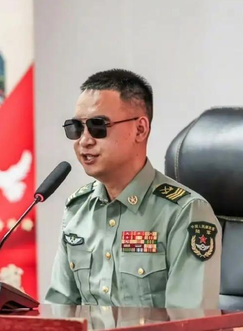 有人问，为什么杜富国失去双手双眼，还能留在部队？答案很简单：是部队需要他！你以为