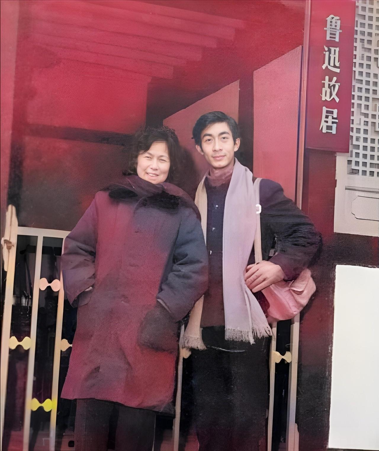 这是一九八一年底，杨洁导演寻找孙悟空的扮演者，专程到绍兴拜访绍剧 “南猴王” 六