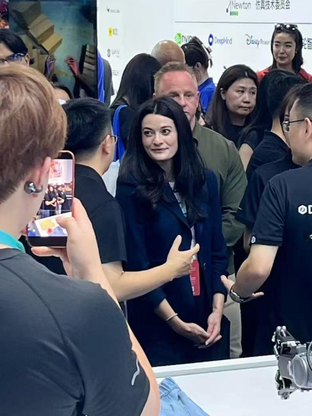 黄仁勋女儿黄敏珊现身WRC世界机器人大会。
小姐姐也在英伟达工作，任英伟达物理A