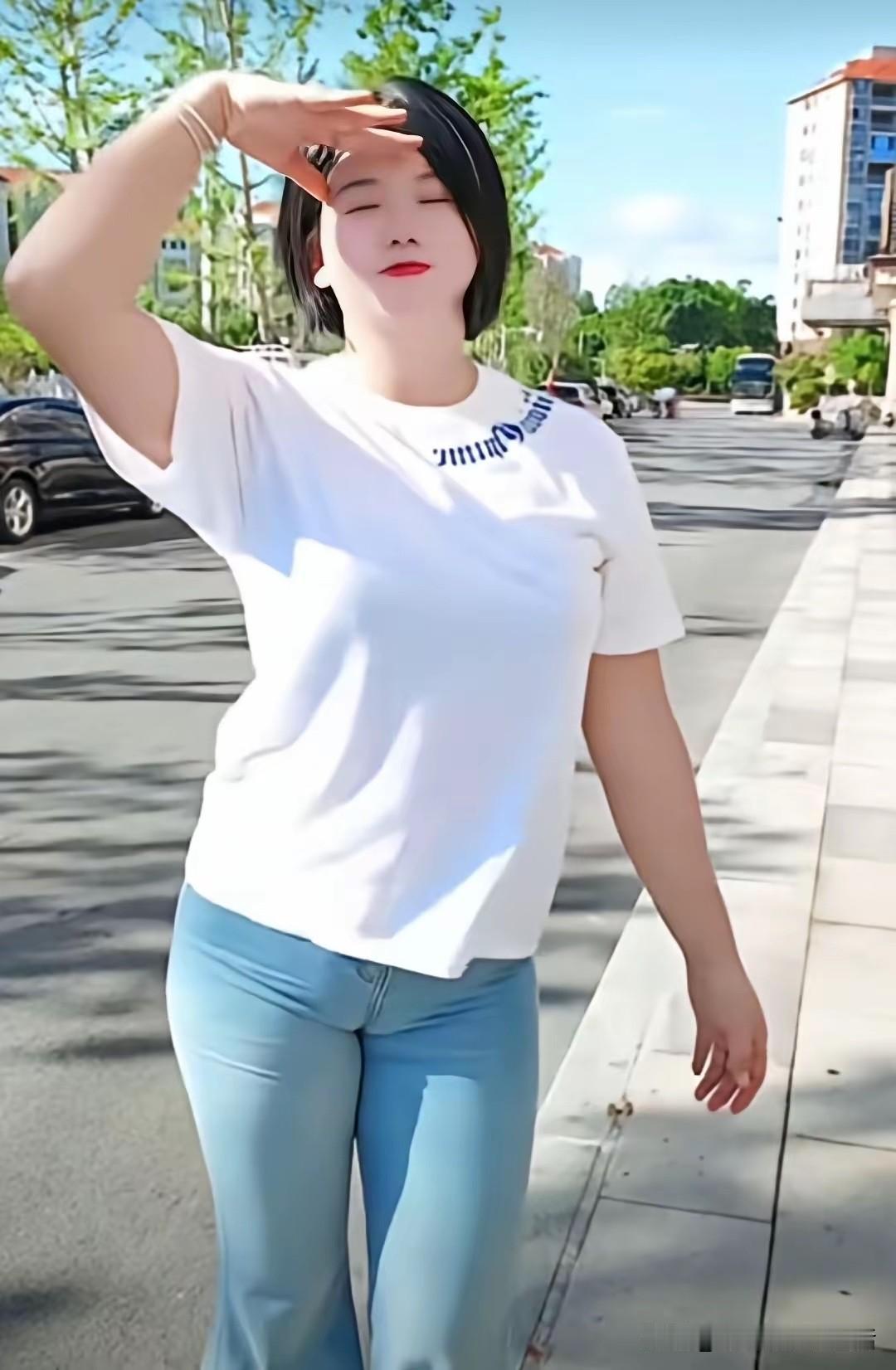 我们来到这个世界上
赤裸裸的来
哪天脚一蹬走了
也带不走任何的东西
这个世界上没