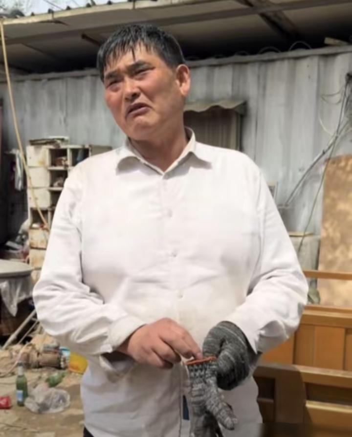大衣哥朱之文因家门被砸、遭人围堵的事，一直是大家热议的焦点，此前曾有男子酒后强行