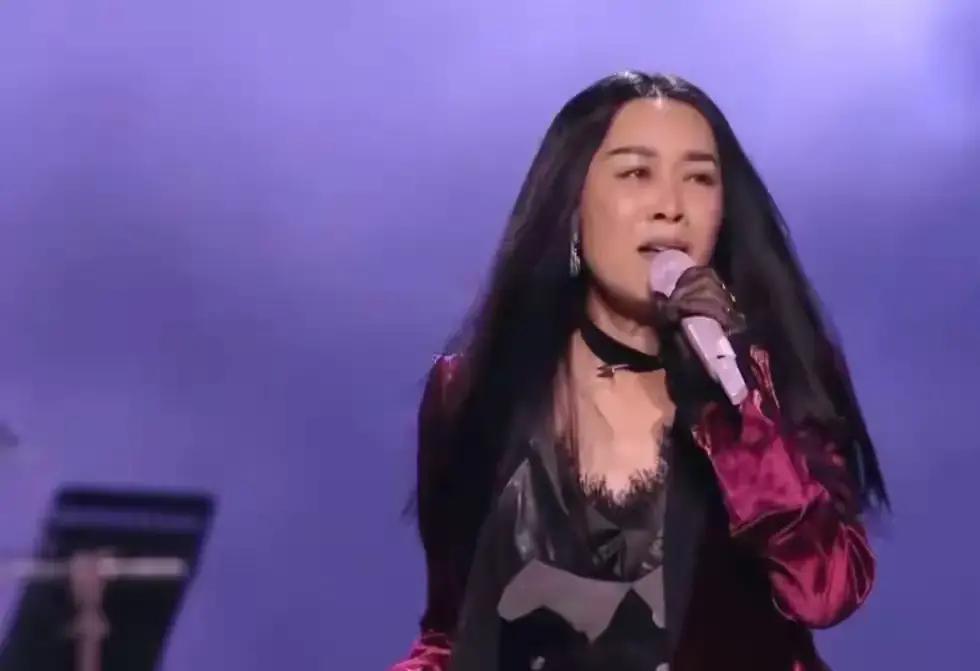 全场盯着那英头发看
 
五源河零点开麦，她披头中分贴头皮，弹幕刷“裘千仞来了”。