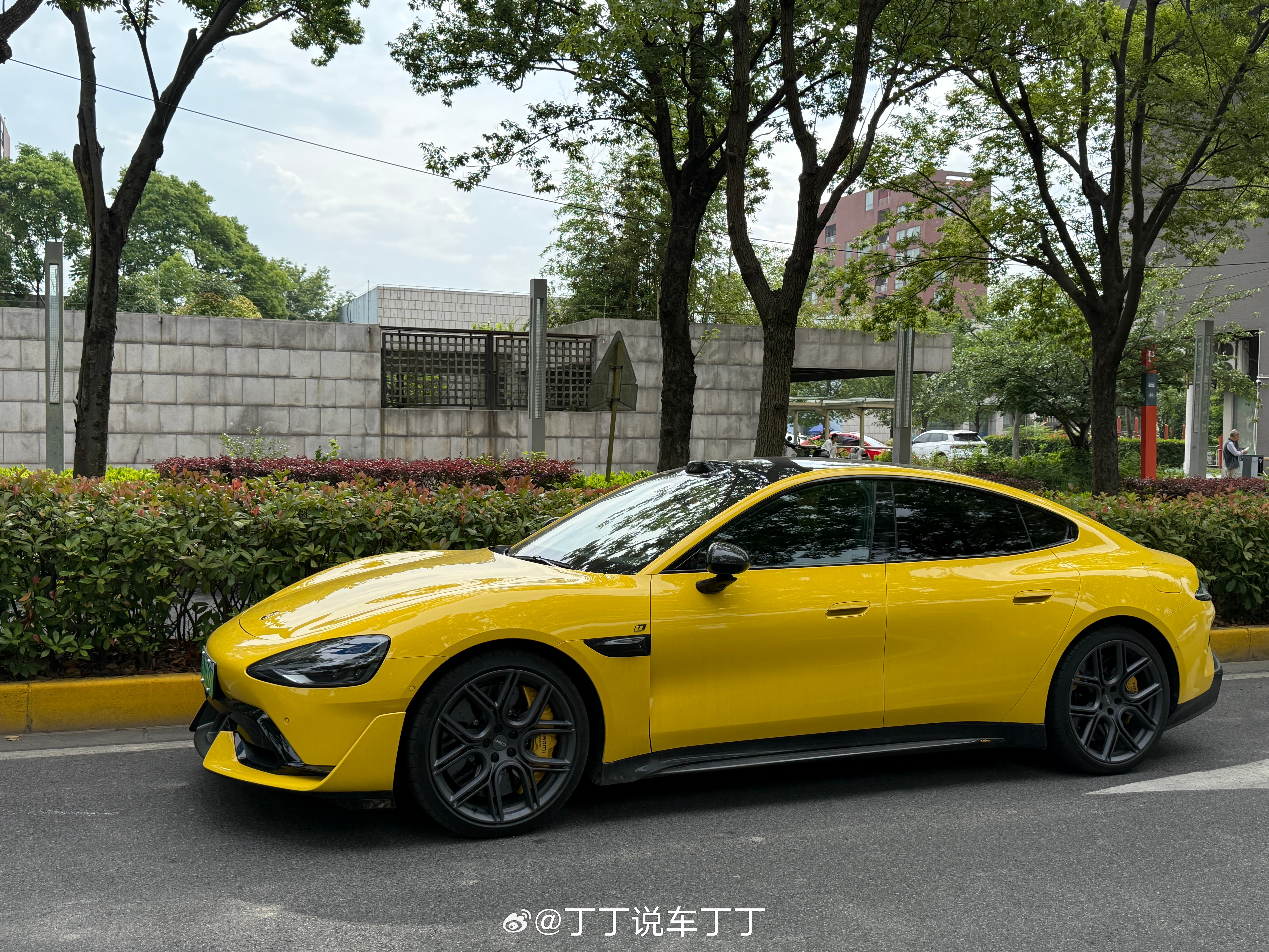 开SU7 Ultra送娃上幼儿园，还是没啥情绪价值。这要是去大学校园，能形成轰动