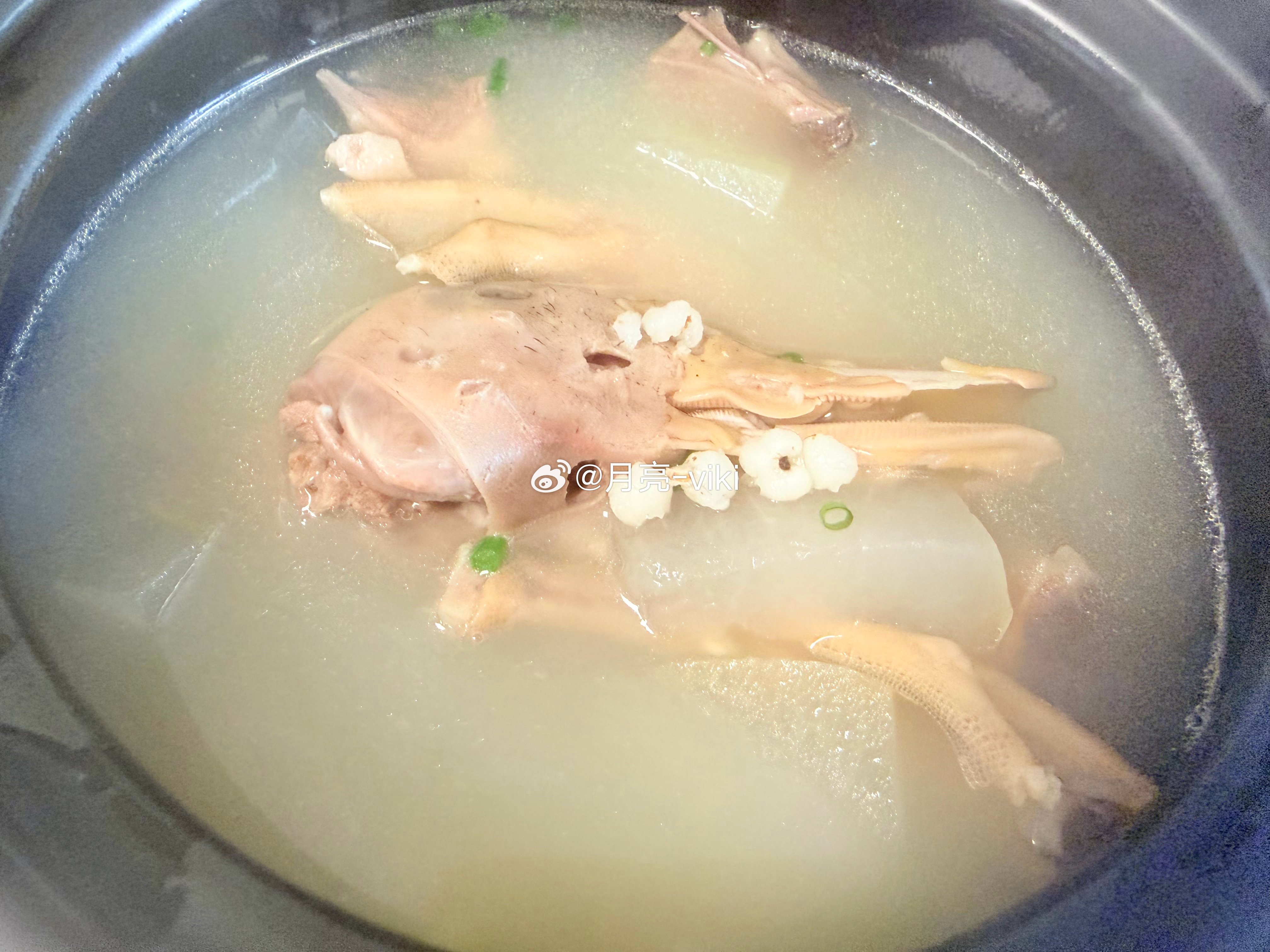 生活嘛，就是白天努力，晚上奖励自己🍻茭白榨菜肉丝➕香菇面筋➕老鸭薏米冬瓜汤。?
