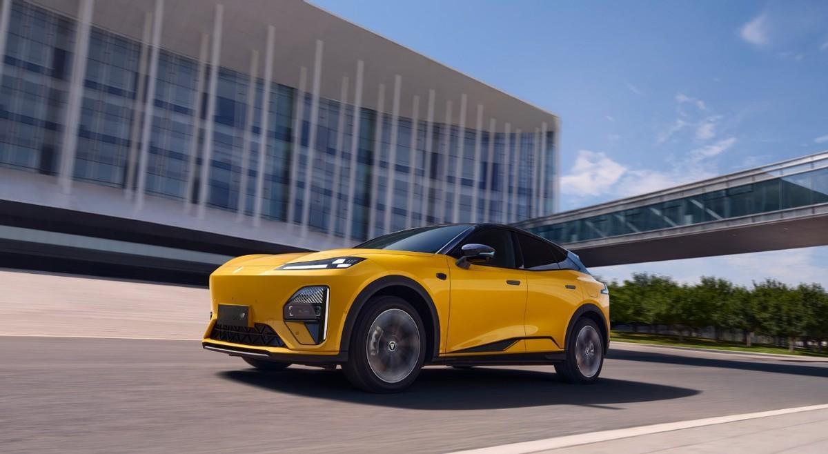 很多人拿了驾照不敢开车，不妨试试带智能驾驶辅助功能的车型。比如全新深蓝S07华为