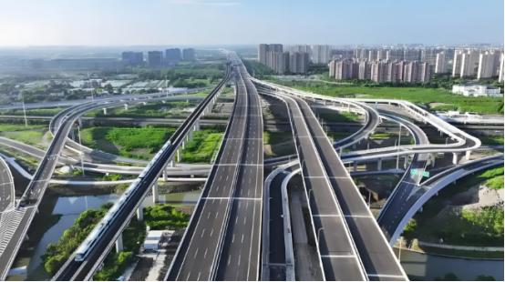 14亿中国人养不起高速？8年亏空6万亿，美国高速免费却能盈利。美国的高速随便上，