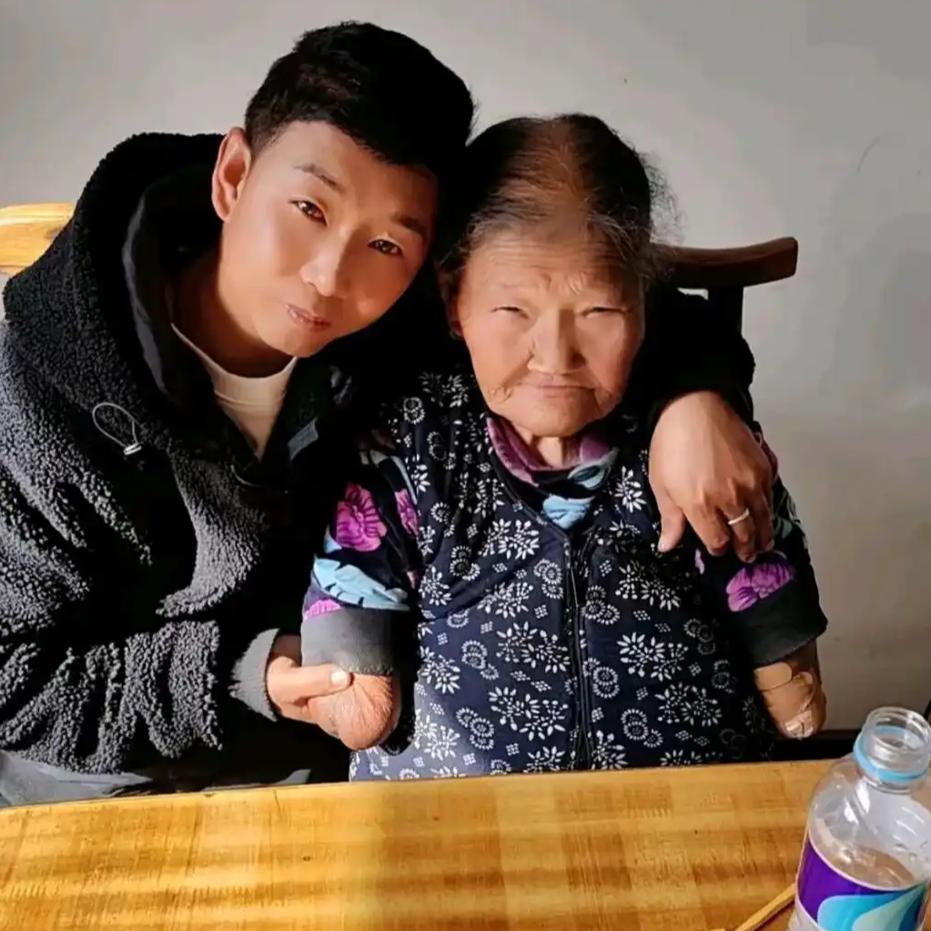 在甘肃省白银市会宁县的回河村，有一位令人动容的母亲王玉氏。她先天四肢不全，无手无