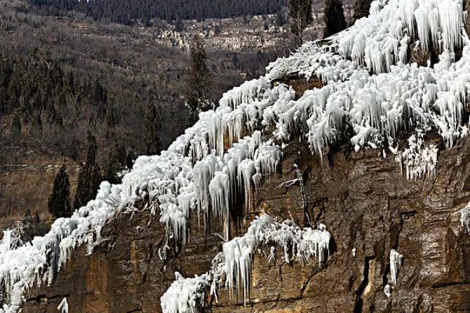 散文：故乡的那些冰溜溜
文/方方

这个冬天，又在盼一场雪，想找回一点童年的印记