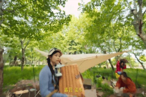 向佐翻看老照片重新认识妈妈 向佐翻出的老照片，让大家看到向太年轻时的时尚风采，看