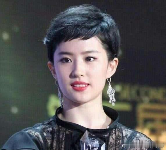 #短发的刘亦菲# 神仙姐姐就是神仙姐姐，什么发型都可以完美驾驭[哇]短发造型也超