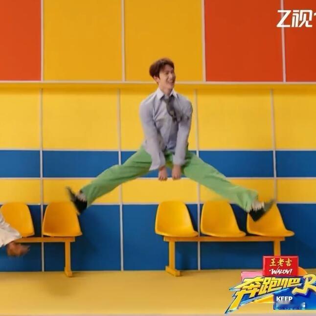 跳高一米八的实力不容置疑问题是也没怎么见他蓄力使劲儿……跳的太实在了也不知道累的