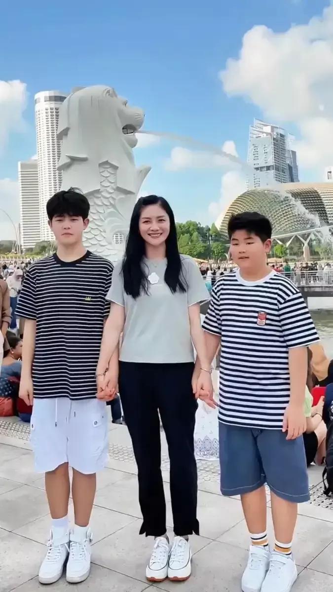 胡可的两个儿子随胡可，从体型来看，伙食不错