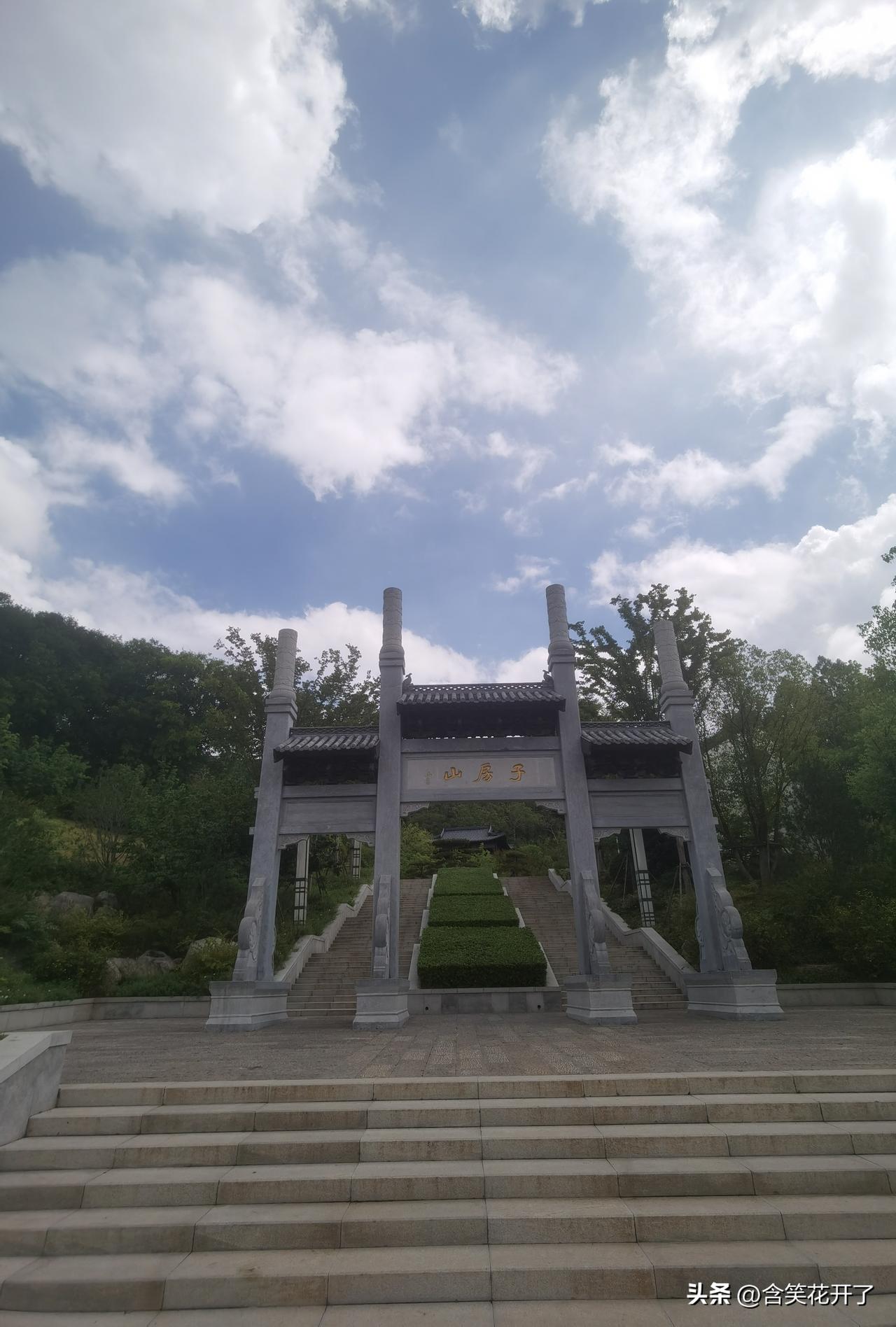 巍巍山还在，不闻楚歌声。

相传楚汉相争时，张良助力刘邦攻打项羽，在徐州鸡鸣山上