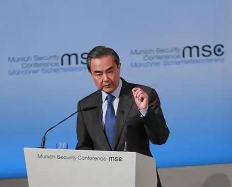 中国终于对美亮剑了！慕尼黑会议上，王毅被问到中美关系时，王毅的回复振聋发聩：如果