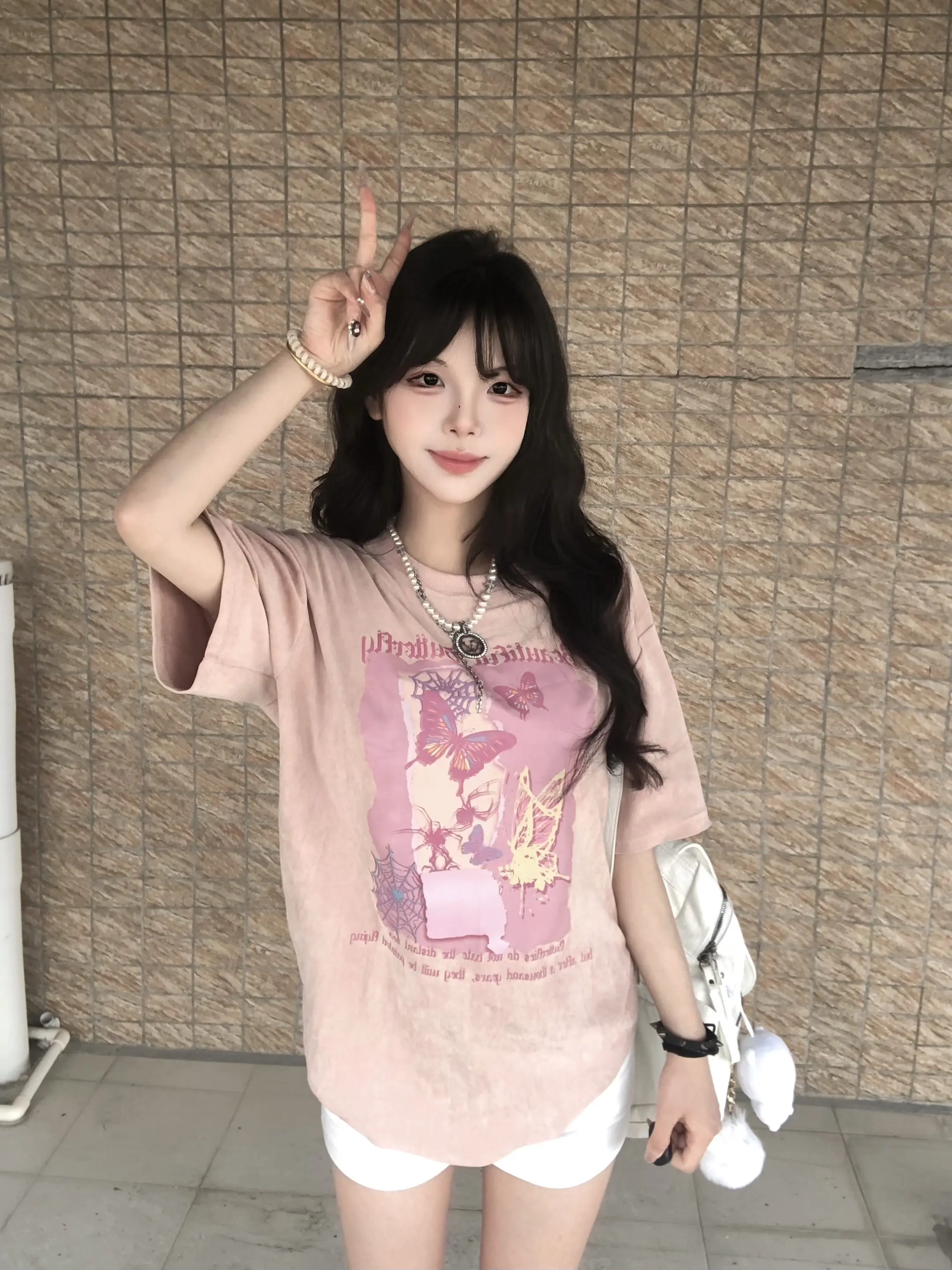 女孩你好 你不需要别人来衡量你的价值 爱自己就是最有价值的事情.