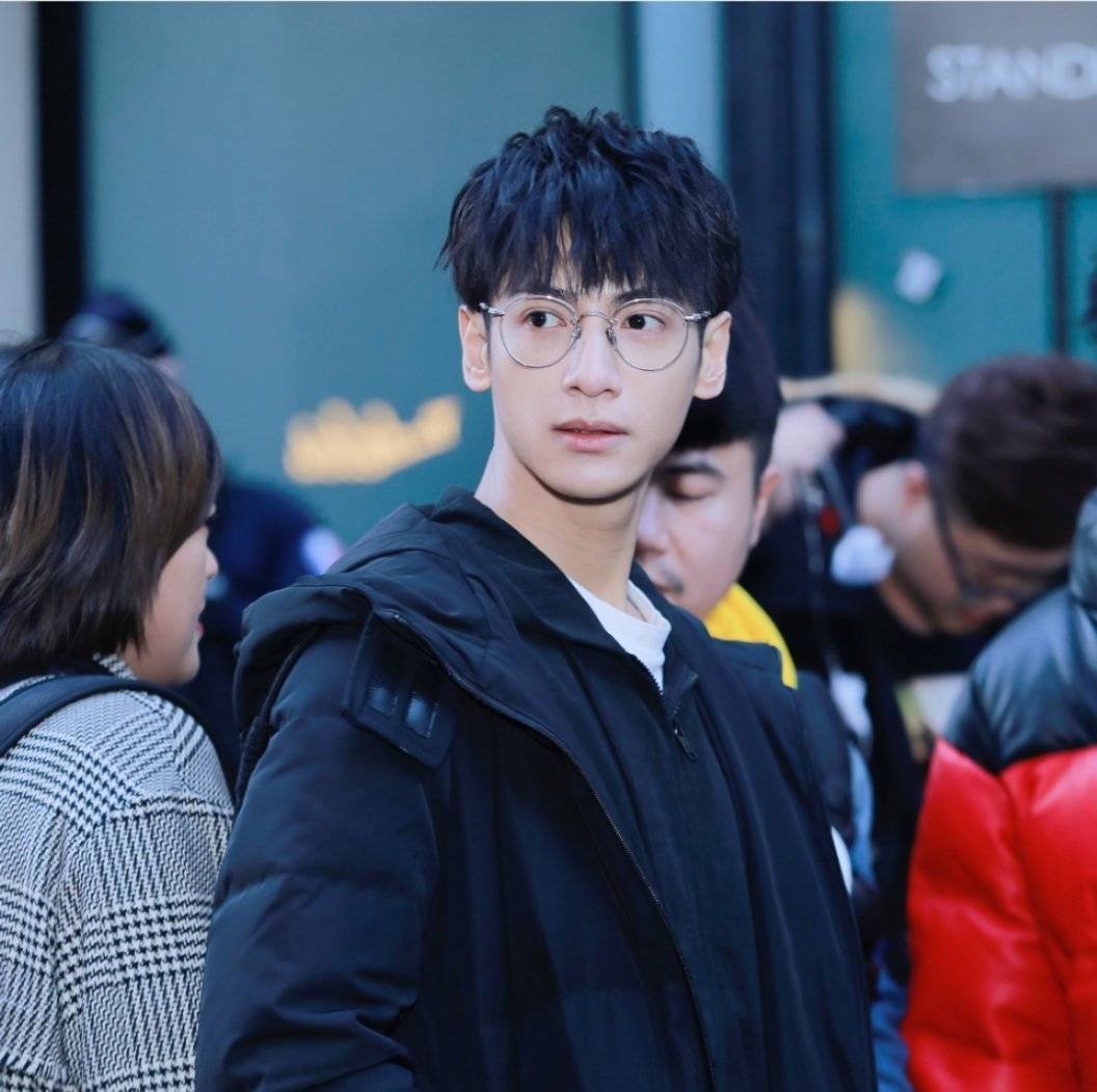 罗云熙  早期的这个罗云熙也是超级无敌萌物来的果然妈生天然脸帅哥就是十年如一日的