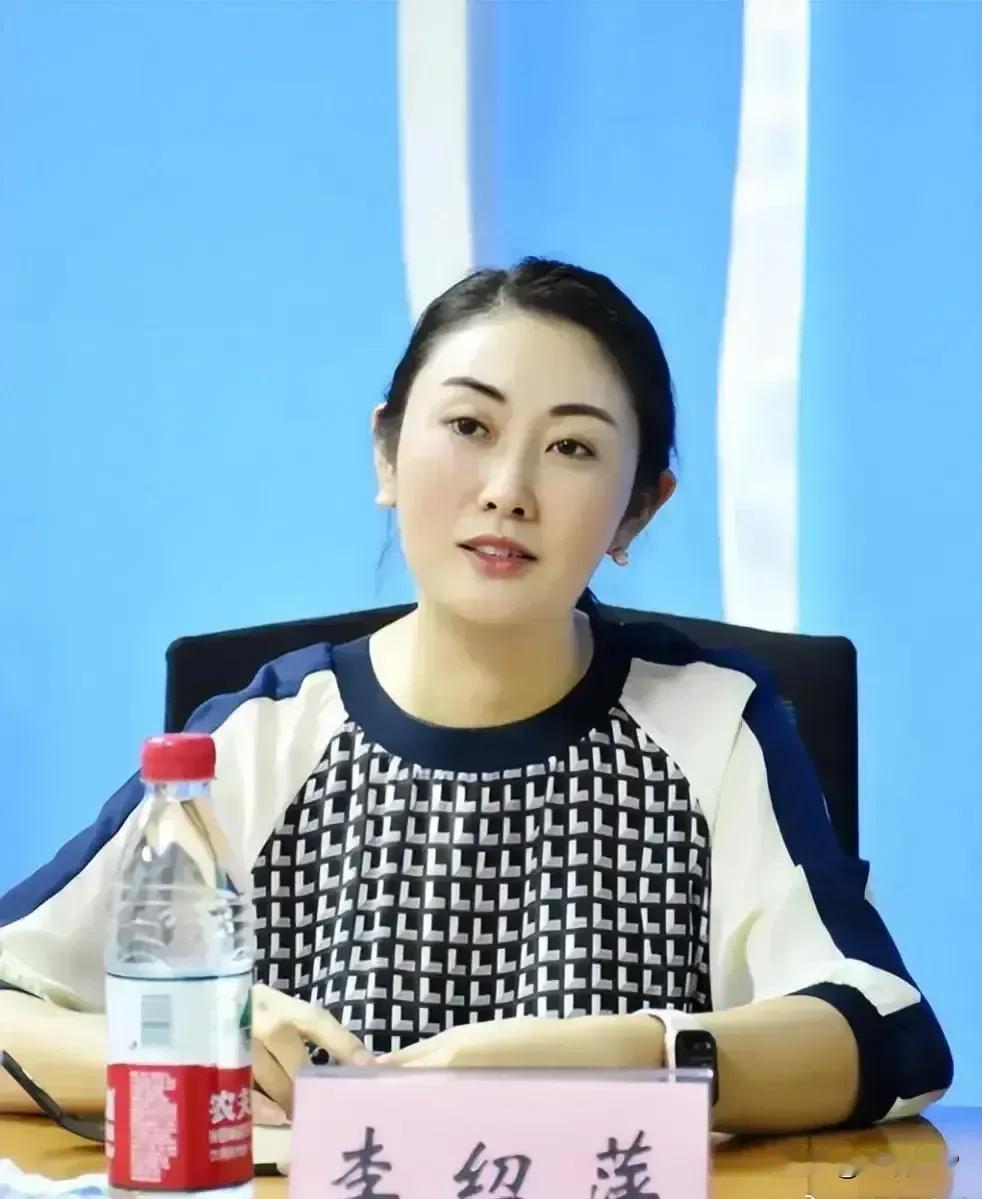 #长沙一公职人员被曝不雅聊天#还是网络好啊，让吃瓜群众又吃了一个大瓜，话说这是2