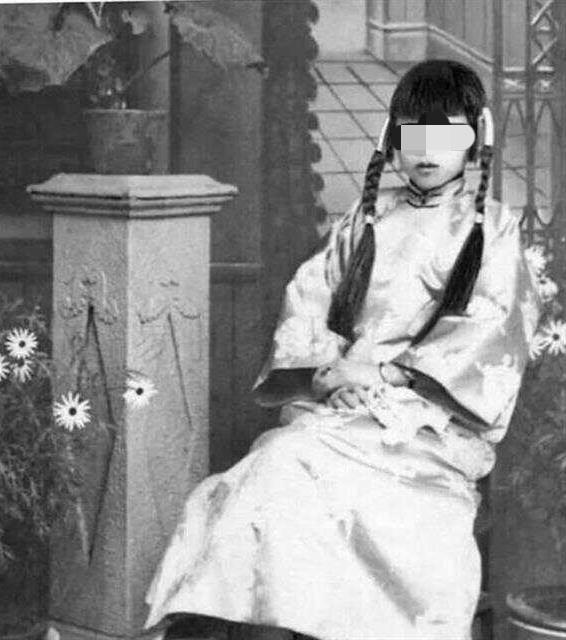 1923年，大军阀杨森酒醉，“误把”14岁的干儿女曾桂枝，当成了妾，宠幸了一晚，