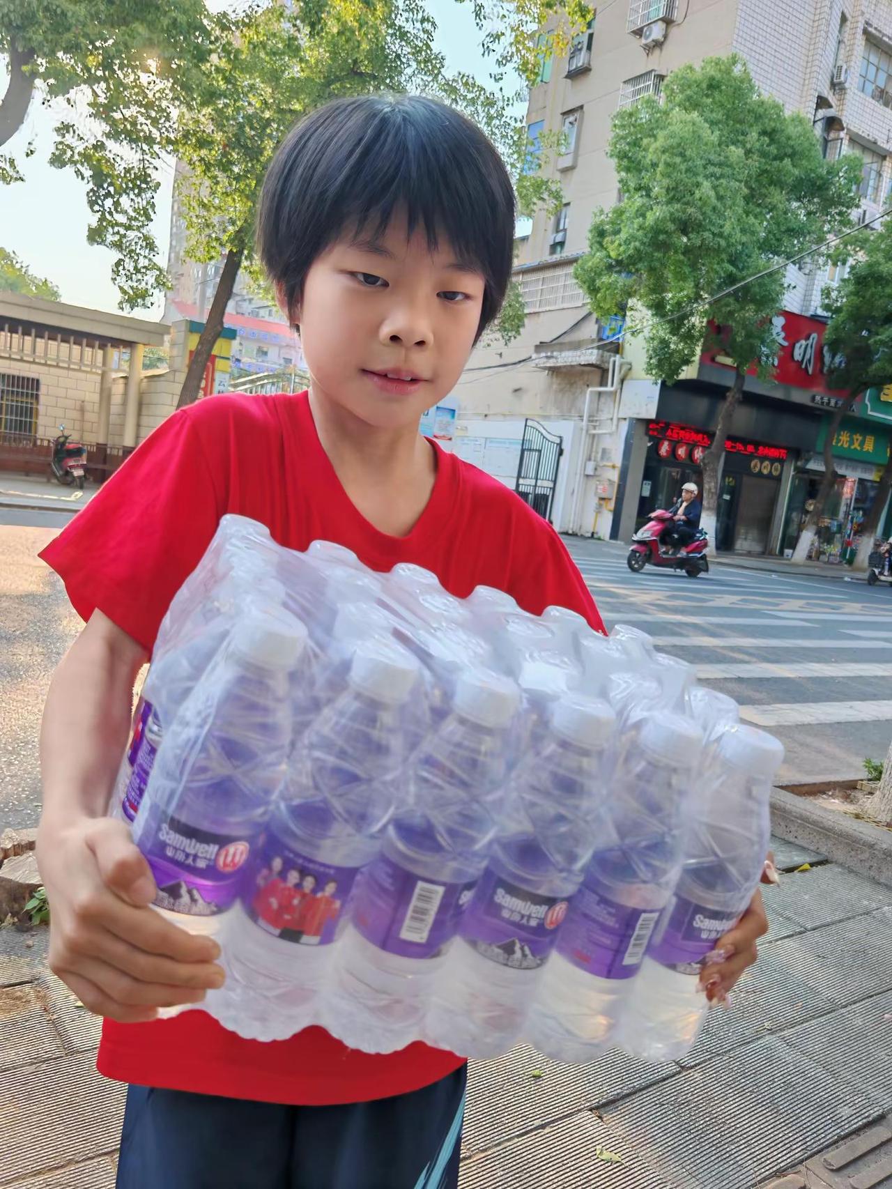 一瓶冰水传善意 九载公益暖云梦 。2026年6月15日傍晚五点半，湖北省孝感市，