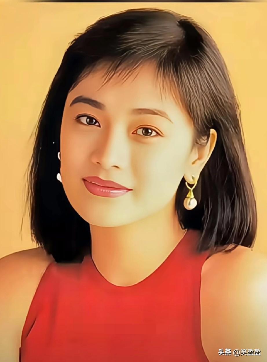 港星女神张艾嘉与富商王靖雄相识于1985年，当时王靖雄已有家室。

1990年张