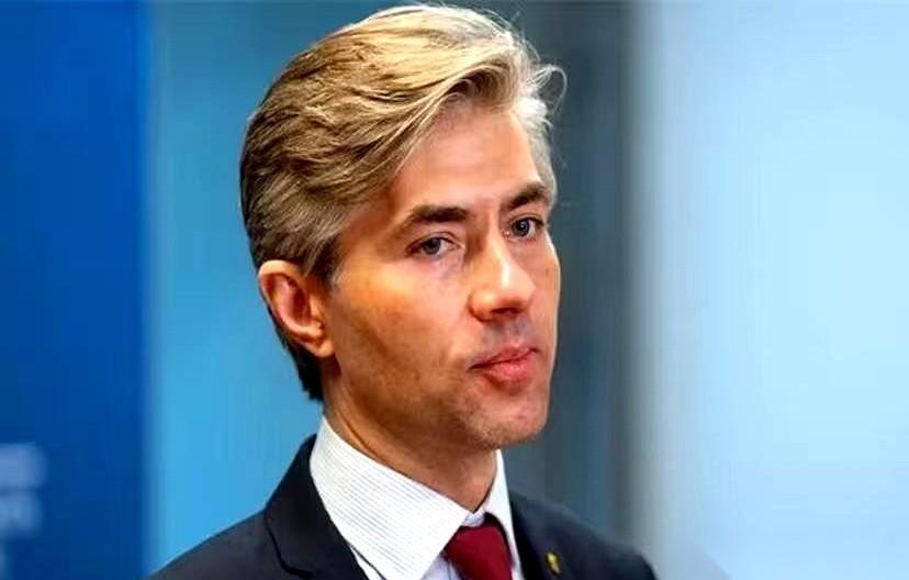 见过碰瓷的，没见过把别人钱包抢了，还满大街喊别人踩了他脚的。
今天看到巴拿马在国
