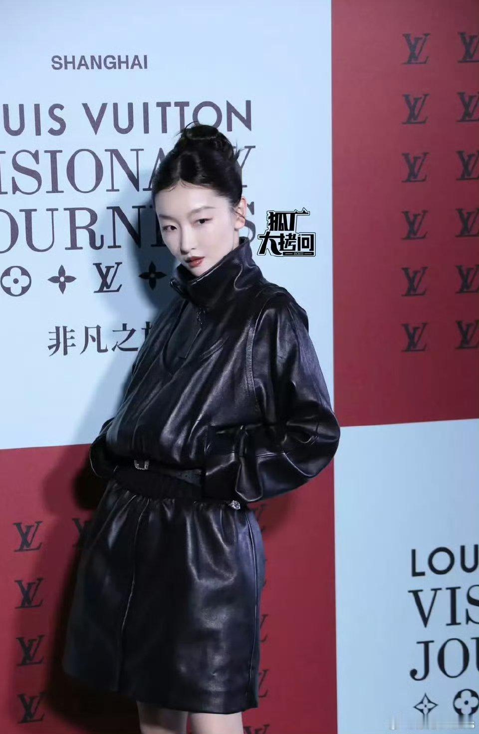周冬雨LV线下活动状态来品品，感觉终于有个正常的衣服了，气质很好很适合她状态真好