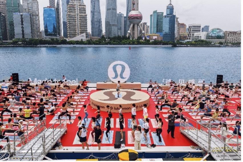 继北京长城之后，运动生活方式品牌lululemon在上海黄浦江畔展开“瑜伽垫”，