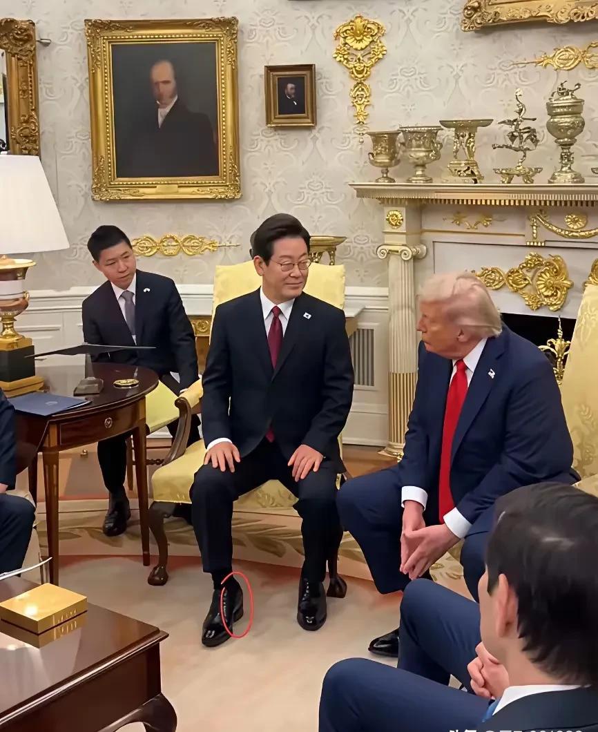 特朗普一句“断绝业务”，李在明差点被踢出群聊。

下一秒，他笑着走进白宫，把危机