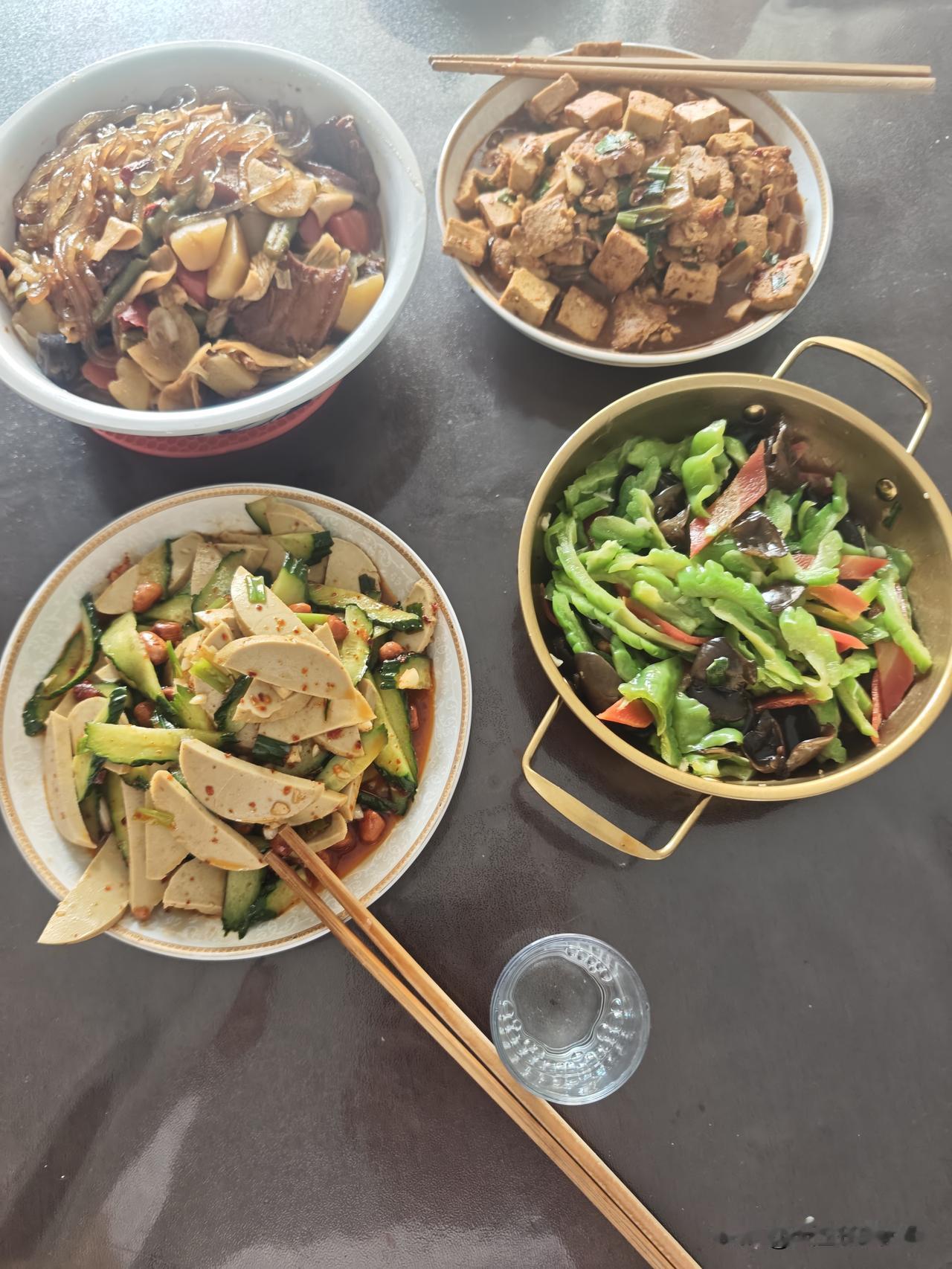 星期天的午饭，今天中午在家里整两口白的。[大笑]