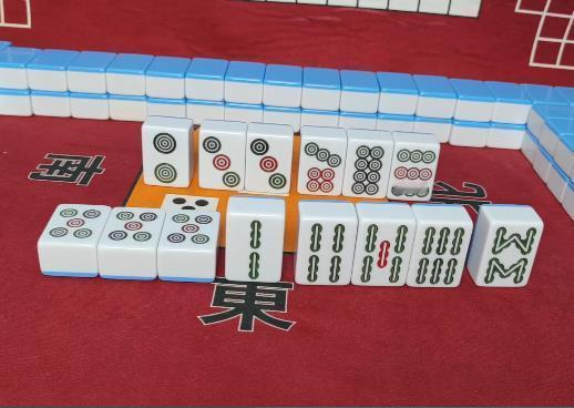 四川麻将这幅手牌该怎么打？我说打2筒，朋友说打8条，你说怎么打？