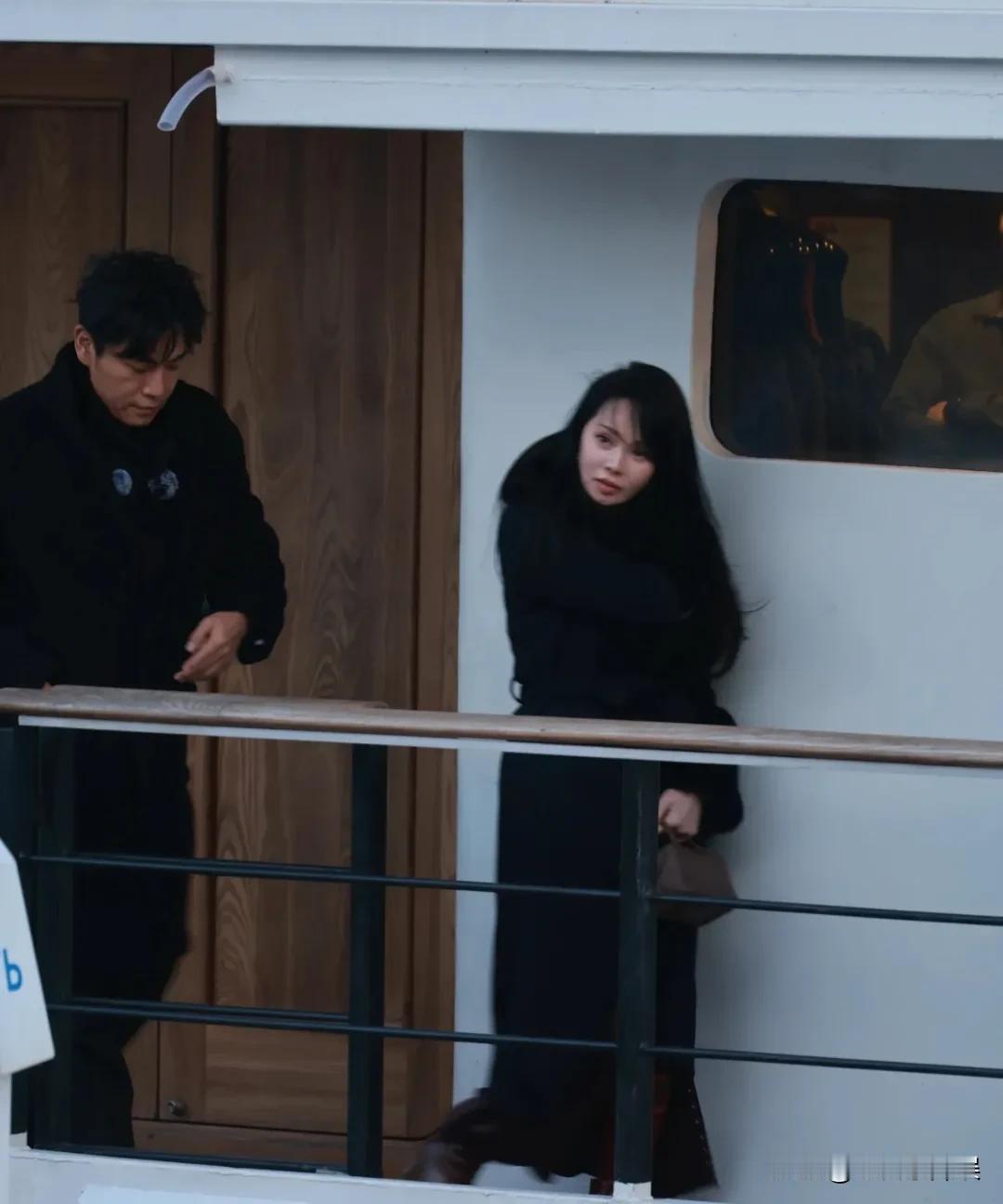 伊能静一眼美呆！仿佛回到了日本昭和时期

她不适合穿那些纱纱粉粉的，公主泡泡袖啥