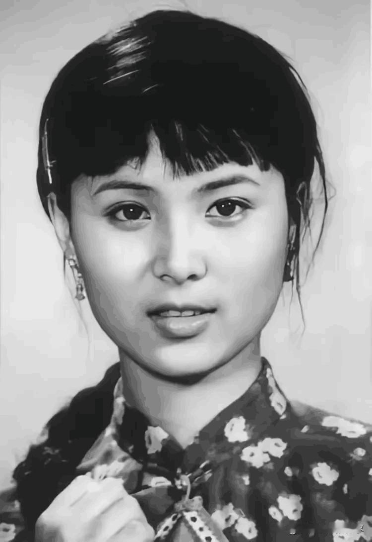 她年轻的时候也曾苗条过，看起来颜值好高，她长得真的让我感觉好舒服，忍不住就想多看